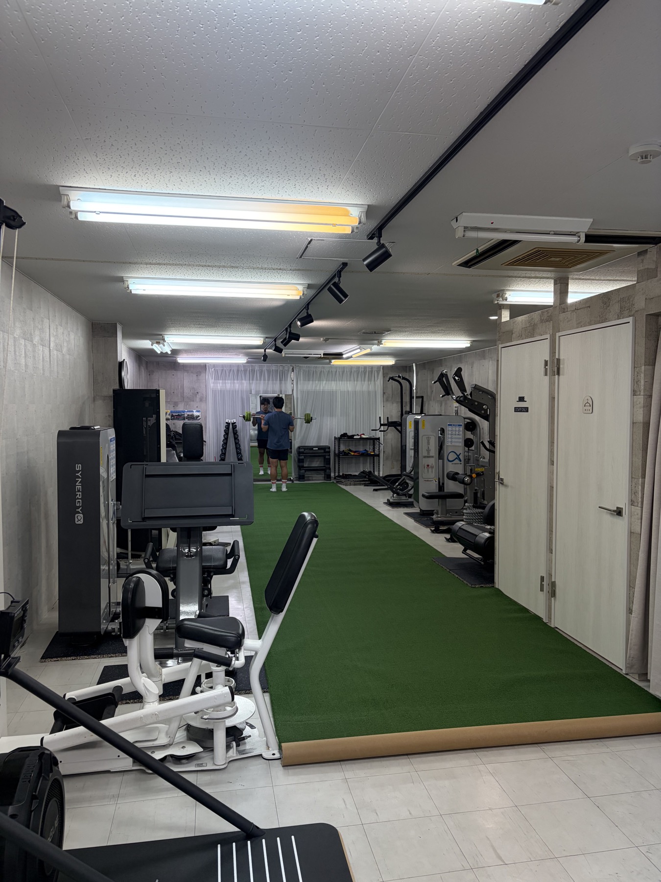 中央に人工芝を設けたLEPOの室内